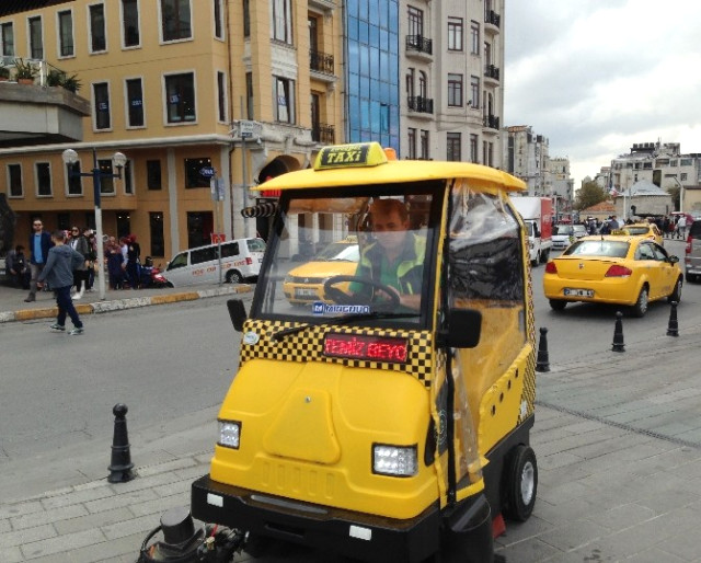 Beyoğlu Belediyesi Taksim Meydanı`nda `Süpüre Taksi` Dönemi Başlattı